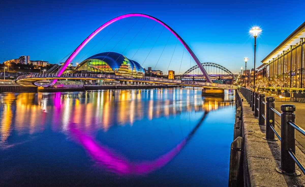 Newcastle bei Nacht mit Beleuchtung