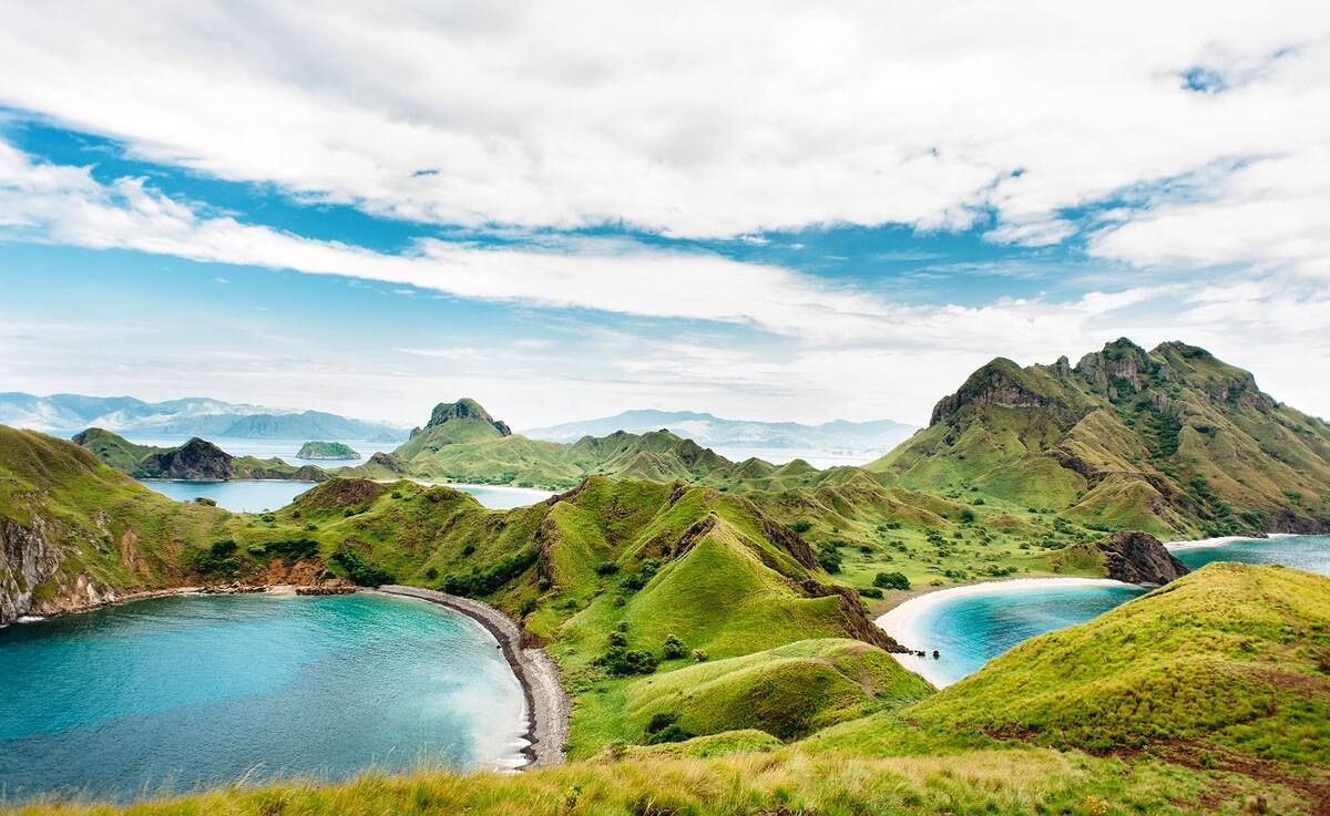 Berge und Seen im Nationalpark Komodo
