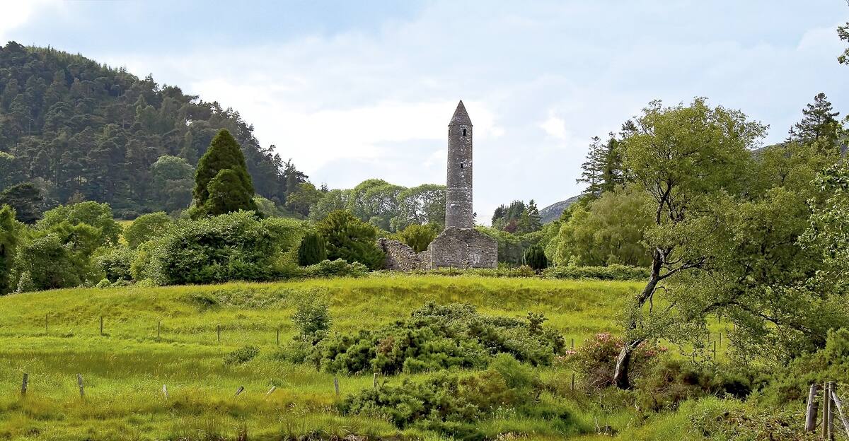 Verfallenes Gebäude in grüner Natur