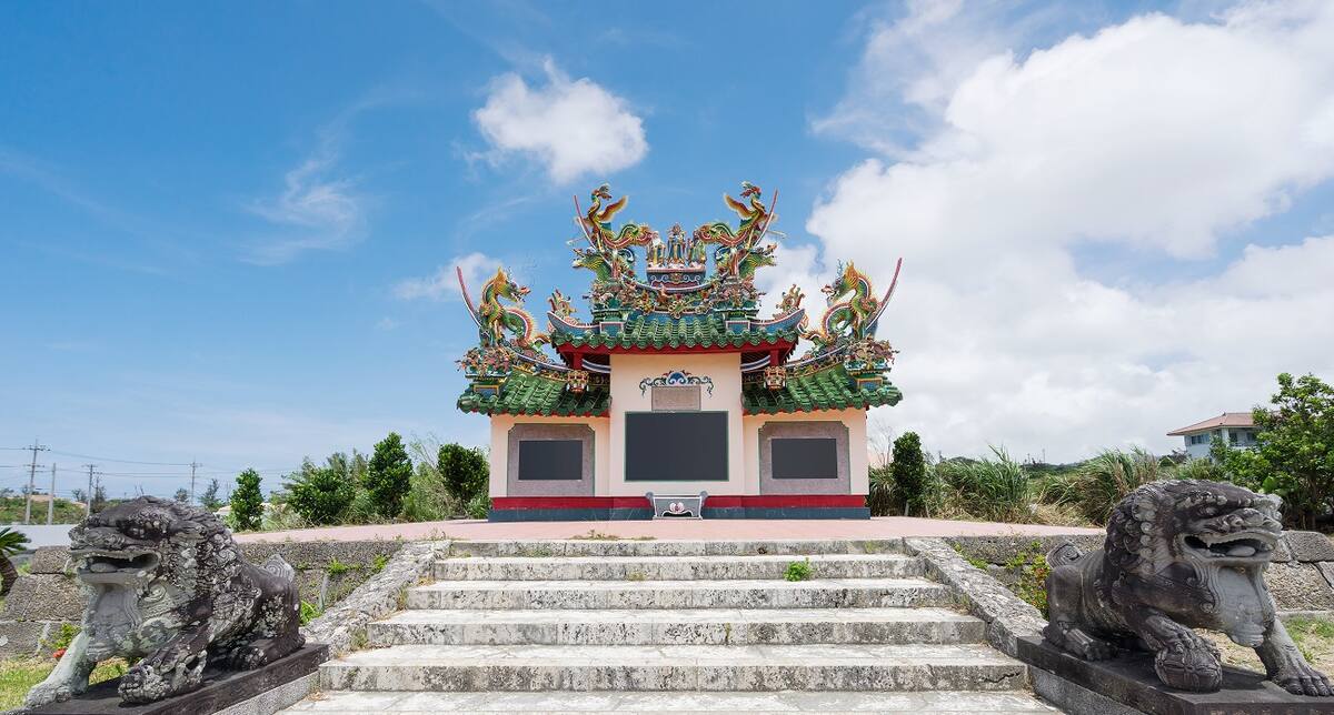 Eine Treppe zu einem japanischen Tempel 