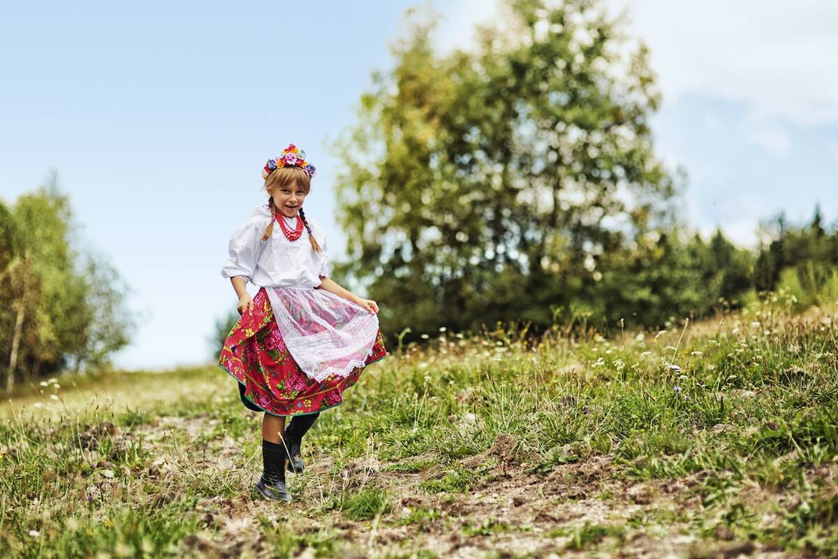Mädchen in traditioneller Tracht