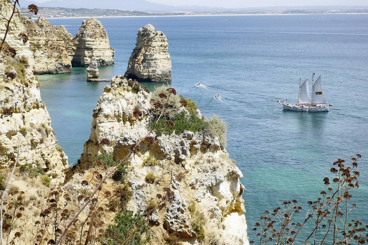 Felstürme im Wasser vor der Küste Portugals
