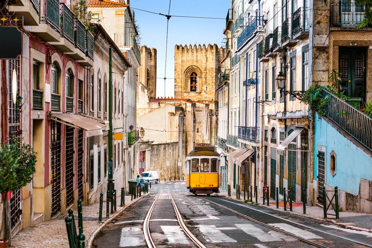 Tram in Lissabon fährt durch enge Straßen