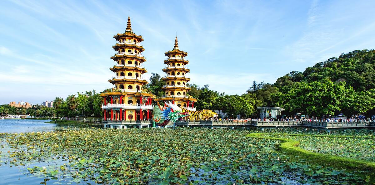 Lotussee mit zwei Pagoden