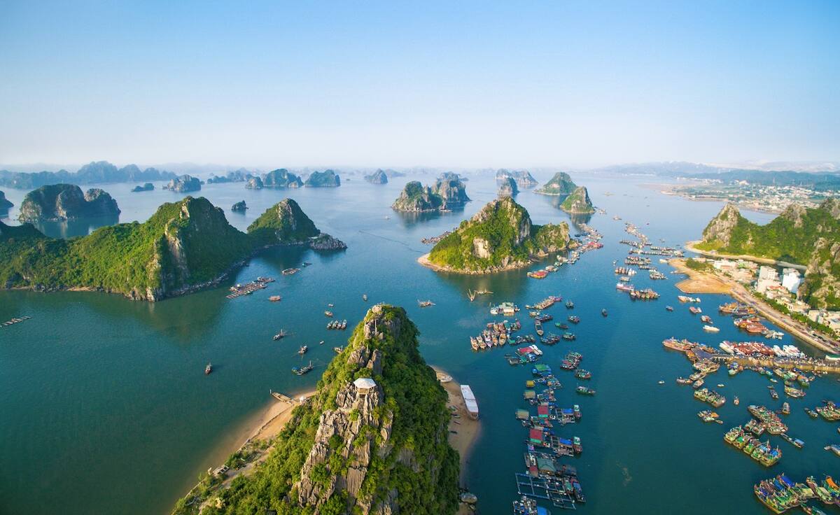 Felsen ragen aus dem Wasser in der Halong Bucht