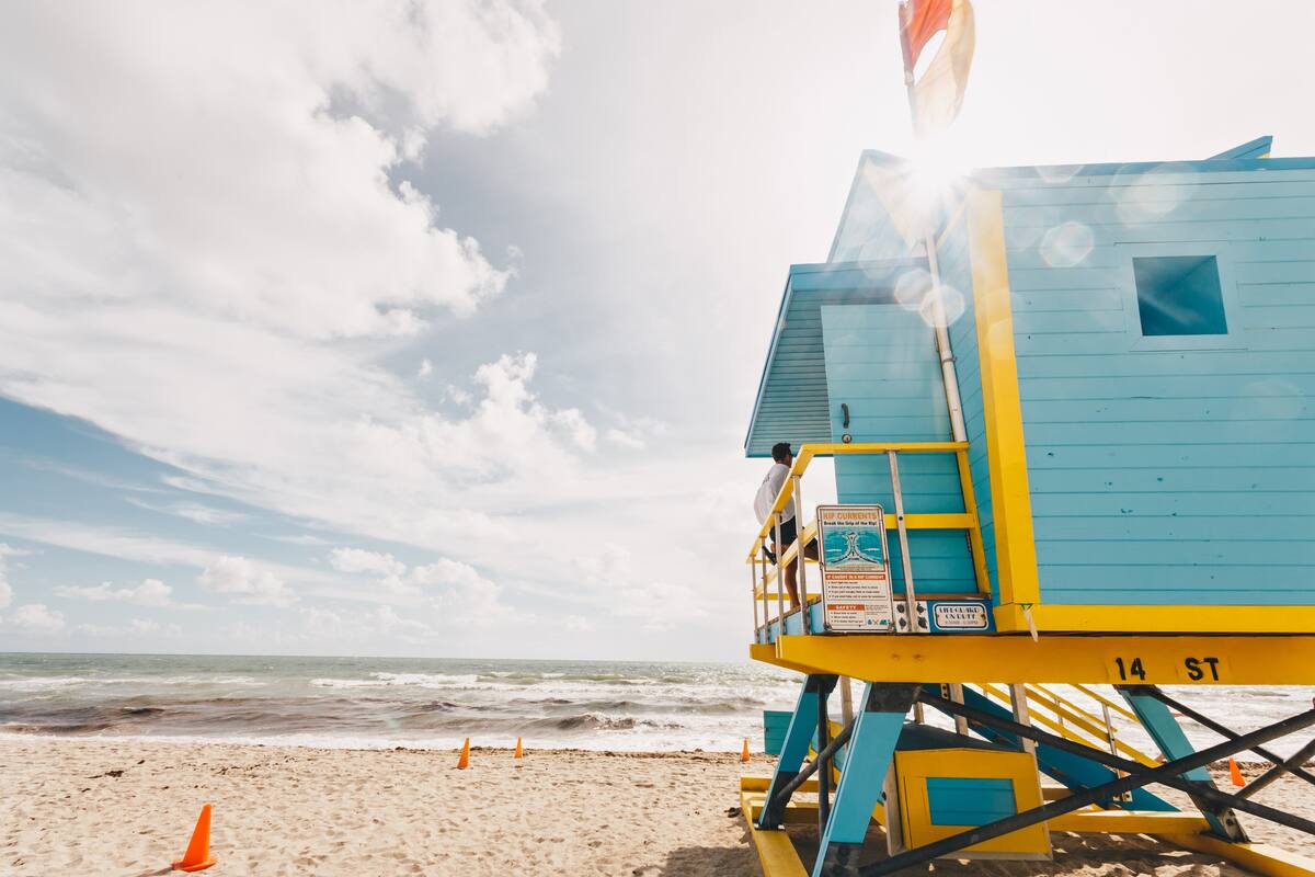 USA Strand mit Holzgebäude
