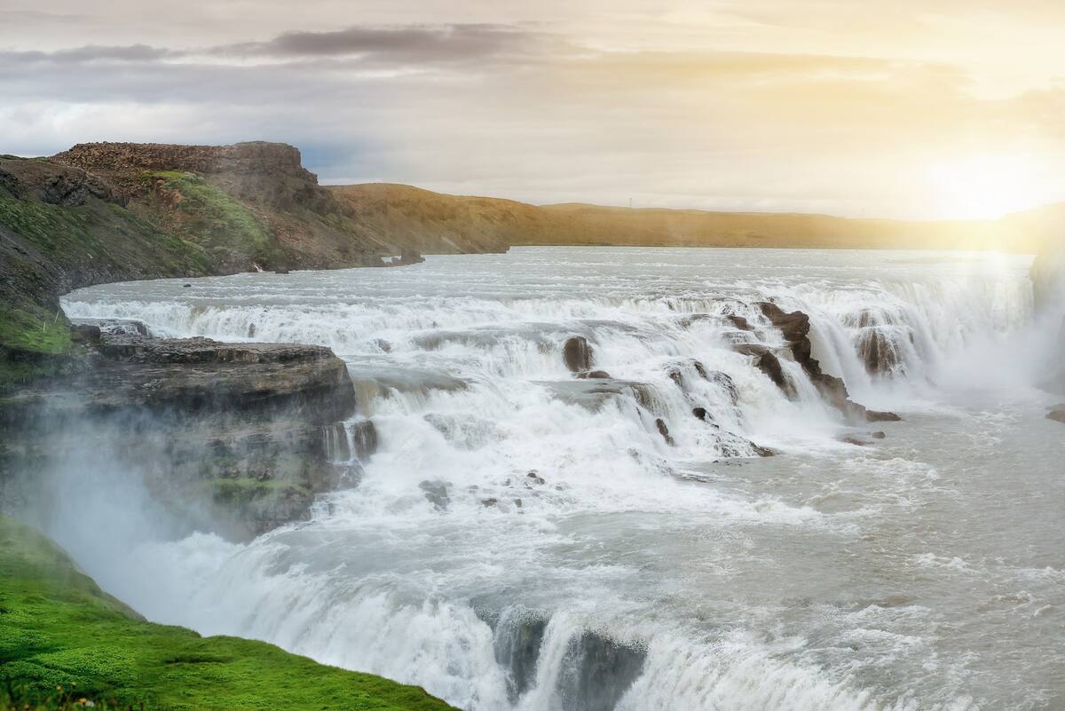 Mächtiger Wasserfall in der Abendsonne