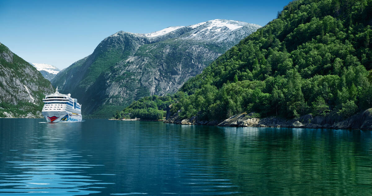 Ein Kreuzfahrtschiff in einem Fjord in Norwegen