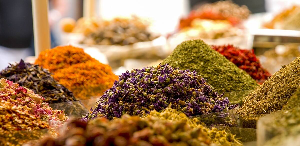 Gewürze auf einem Stand in Dubai