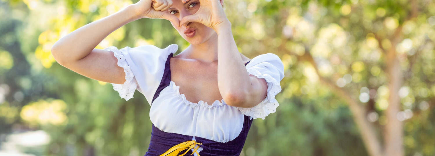 Frau mit Oktoberfest-Dirndl bei AIDA