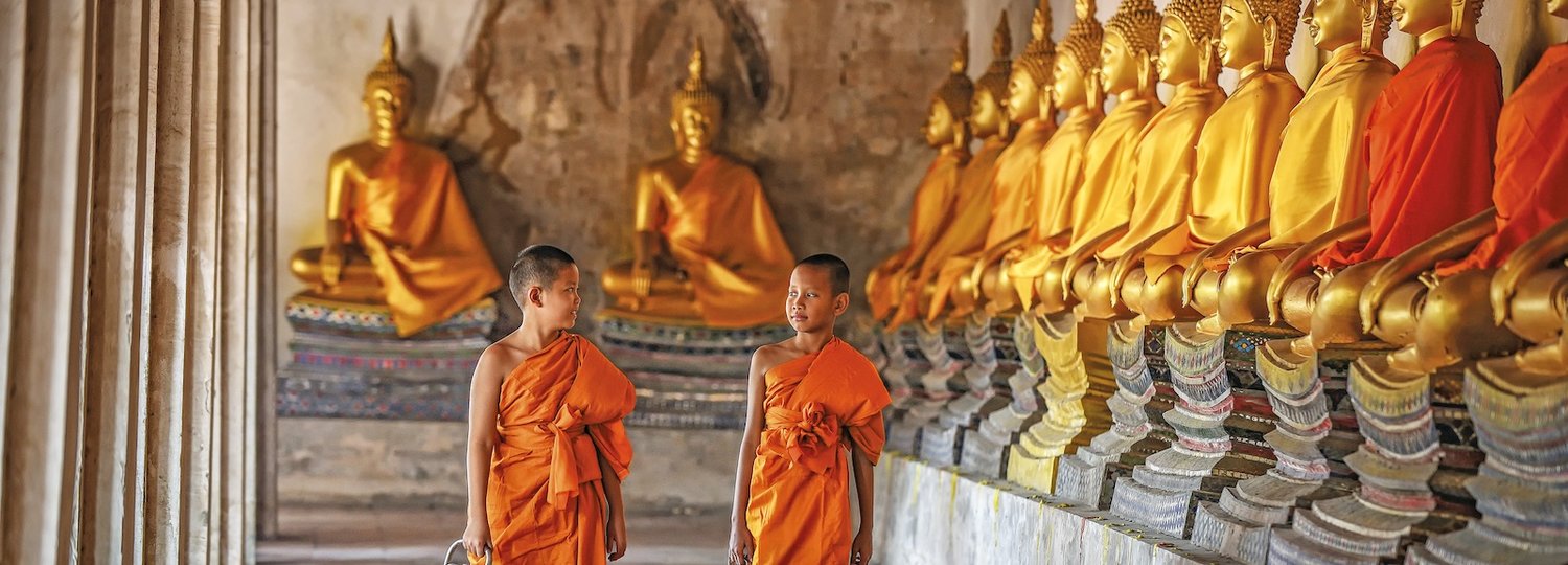 Kreuzfahrt nach Bangkok: Mönche in einem Tempel