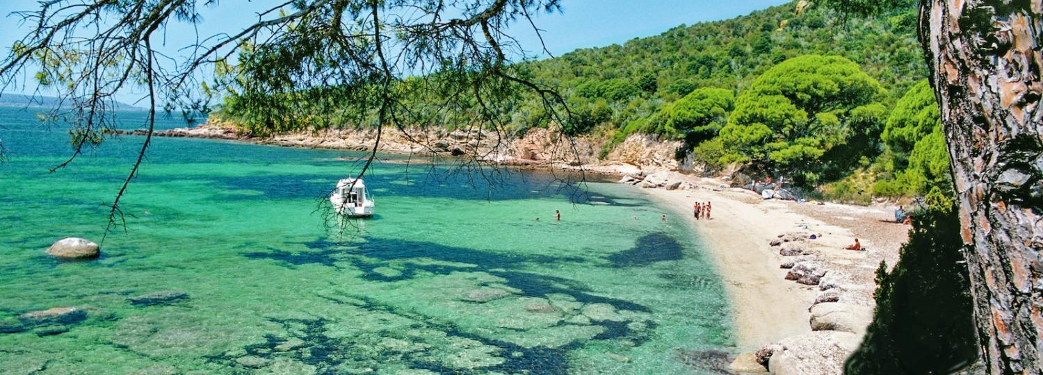 Kristallklares Wasser in einer Bucht auf Korsika