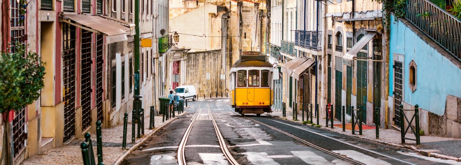 Typische Straße mit Tram in Lissabon