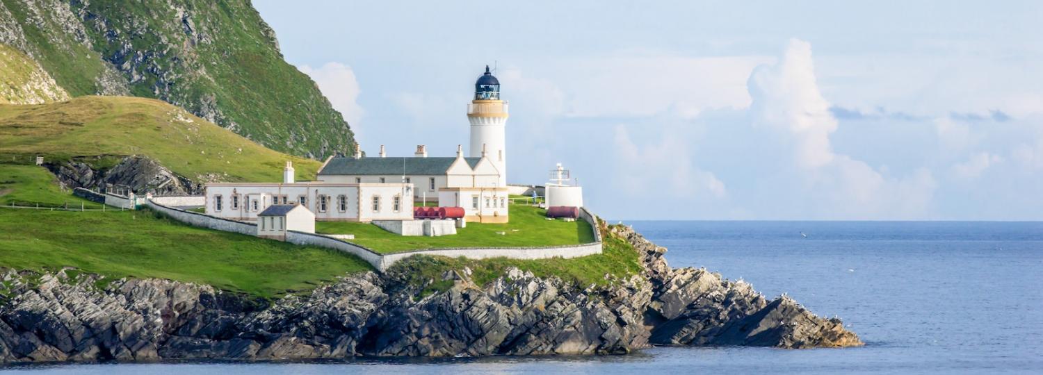 Leuchtturm auf einer kleinen Insel