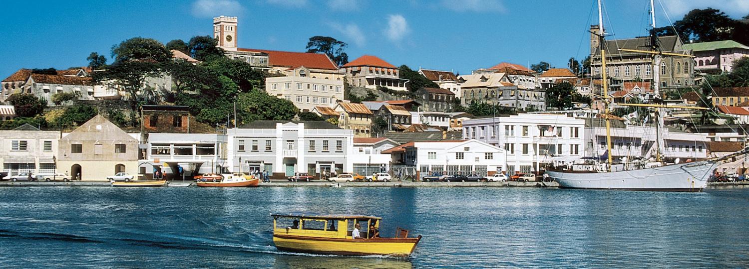 Kleines Boot in der Bucht von St. George's