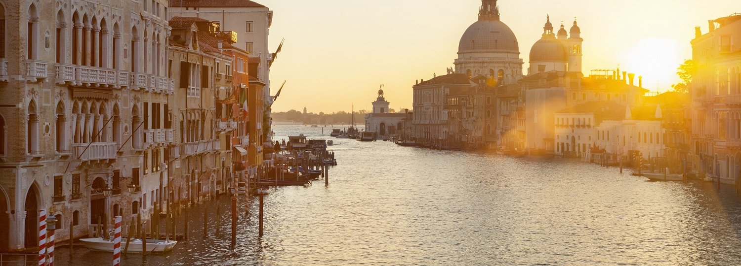 Kreuzfahrt Venedig Kanal mit Sonnenuntergang