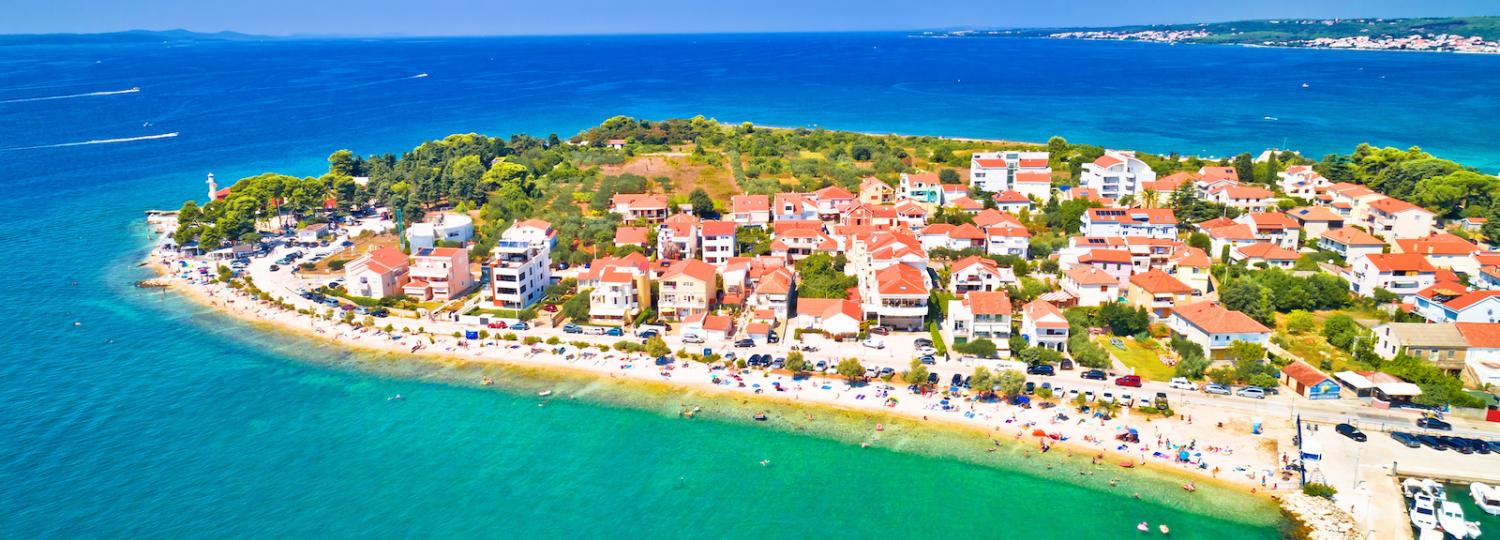 Eine Halbinsel von Zadar ragt ins Meer hinaus