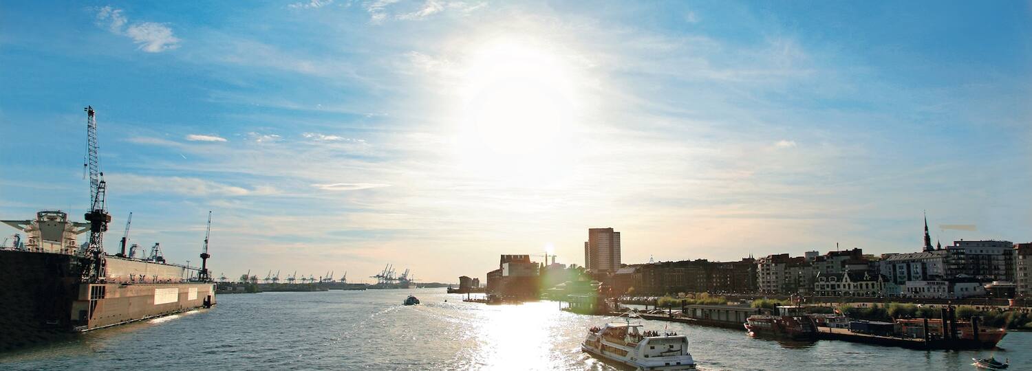 Hamburger Hafen bei Sonnenschein
