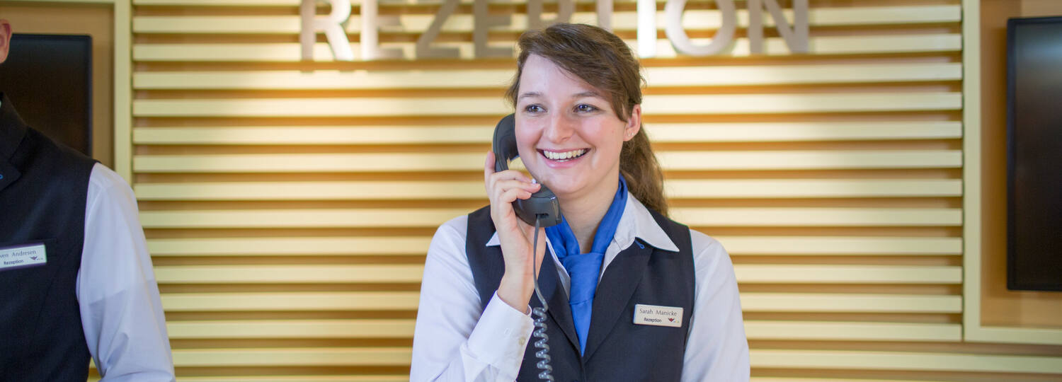 Rezeptionistin am Telefonieren