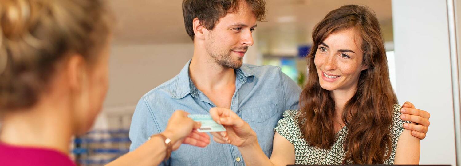 Frau und Mann bezahlen an Bord