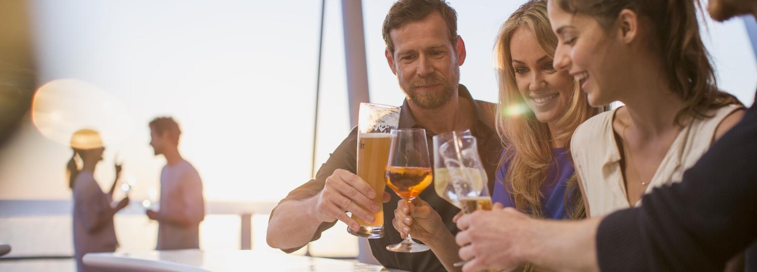 Zwei Paare sitzen an der Bar auf einem AIDA Schiff 