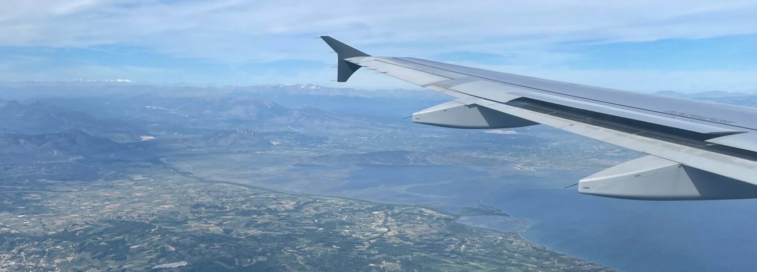 Flugzeug startet in den Kreuzfahrt-Urlaub