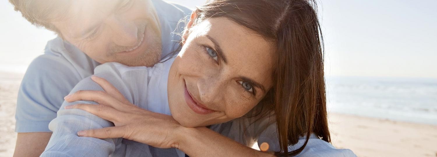 Pärchen liegt am Strand