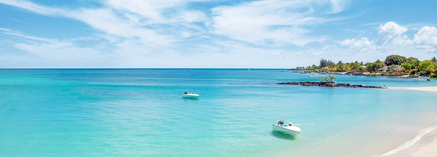 Strand mit Booten auf Mauritius