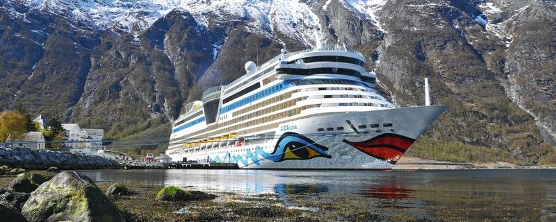 AIDAluna vor Anker im Fjord