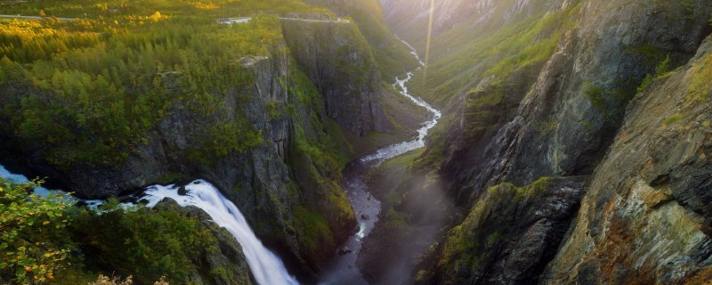 Norwegen Landschaft mit Fjorden und Bergen als Überblick zu Reisezeiten und Naturphänomenen
