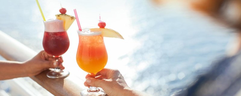 Cocktails an der Reling trinken Foto: AIDAstella
