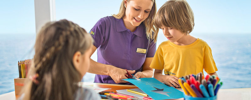 AIDA Betreuerin bastelt mit Kindern