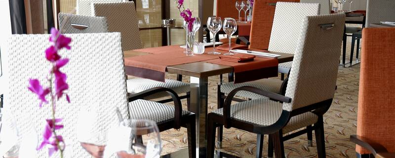 Tisch mit Tischblumen im Orchid Restaurant auf der Arcadia