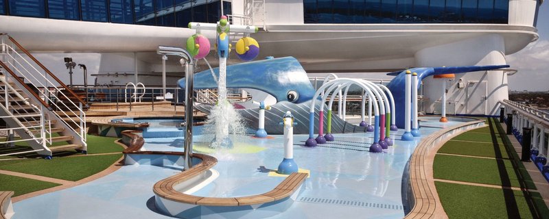 Großzügige Spielbereiche für Kinder auf der Carribean Princess: Spielspaß am Kinderpool