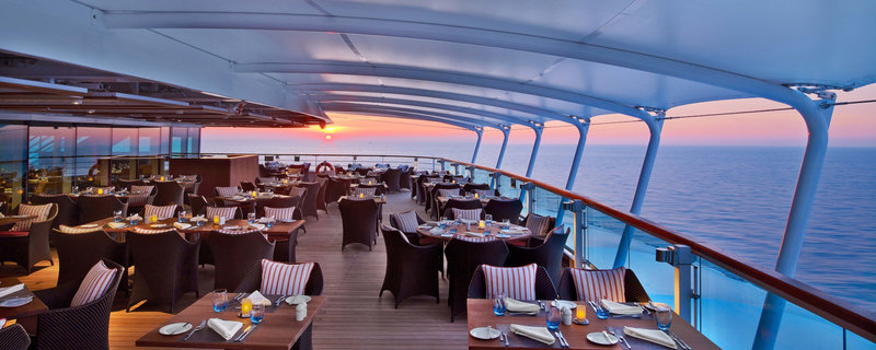 Außenbereich des Restaurants the Colonnade mit Blick auf das Meer und den Sonnenuntergang