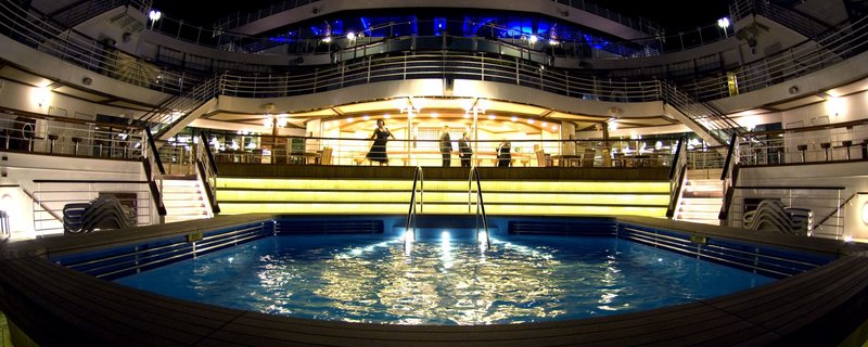 Foto des beleuchteten Pools bei Nacht