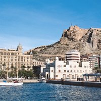 Blick auf Alicante vom Wasser aus