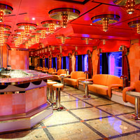 Bartresen und Sitzgelegenheiten in der Vanilla Bar