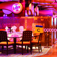 Stühle und Tische im Buffet Restaurant Albatros