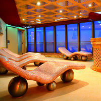 Steinerne Liegen im Tepidarium