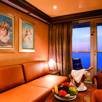 Sitzcouch mit Fruchtkorb und Champagner