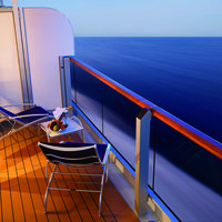 Liegestühle, Früchte und Champagner auf dem Balkon