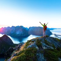 Mitternachtssonne als Reise-Highlight im Sommer über heller Landschaft bei Nacht