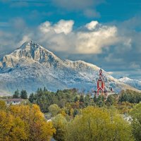 Lofoten mit schneebedckten Bergen im Herbst