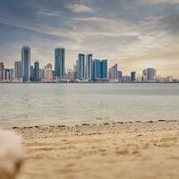 Strandausflug in Bahrain mit Blick auf die Skyline von Manama