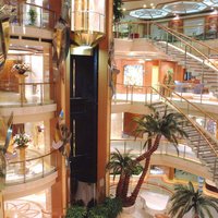 Foto Oceana Schiff Atrium hinein