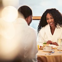 Paar isst auf dem Balkon zu Abend
