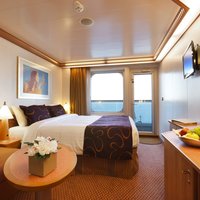 Inneneinrichtung der Balkonkabine mit Blick auf Balkon