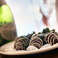 Foto: Begrüßungschampagner und Erdbeeren in Schokoladenmantel