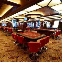 Foto: Verschiedene Spieltische im Casino auf der Royal Princess